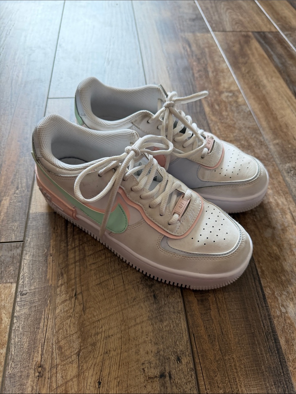 Nike Women’s Low-Top Sneakers in White Atmosphere Mint and Pink Size 8.5